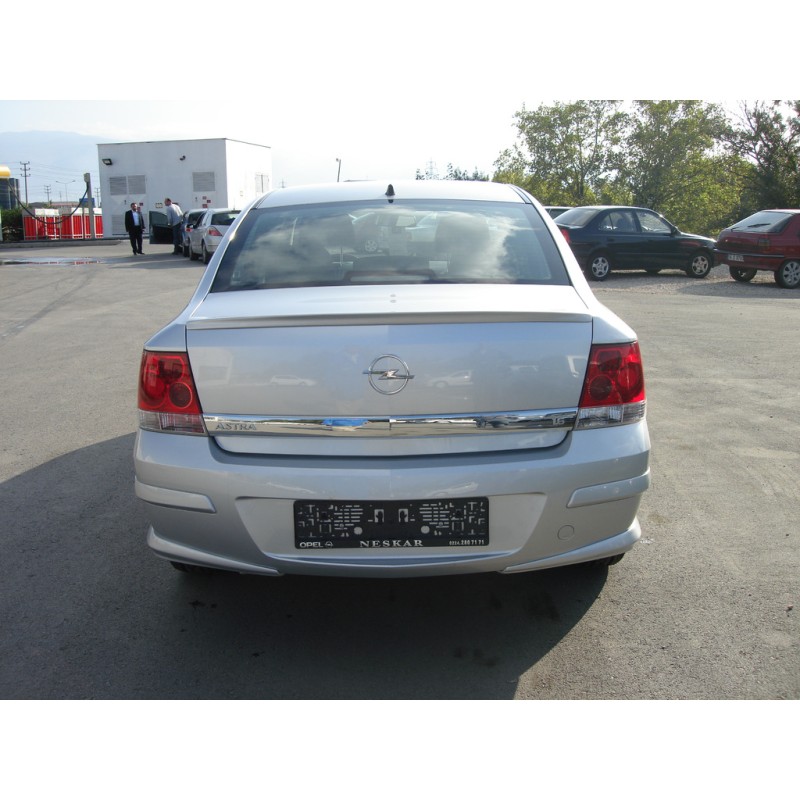 Задня нижня накладка Sedan (під фарбування) для Opel Astra H 2004-2013 рр