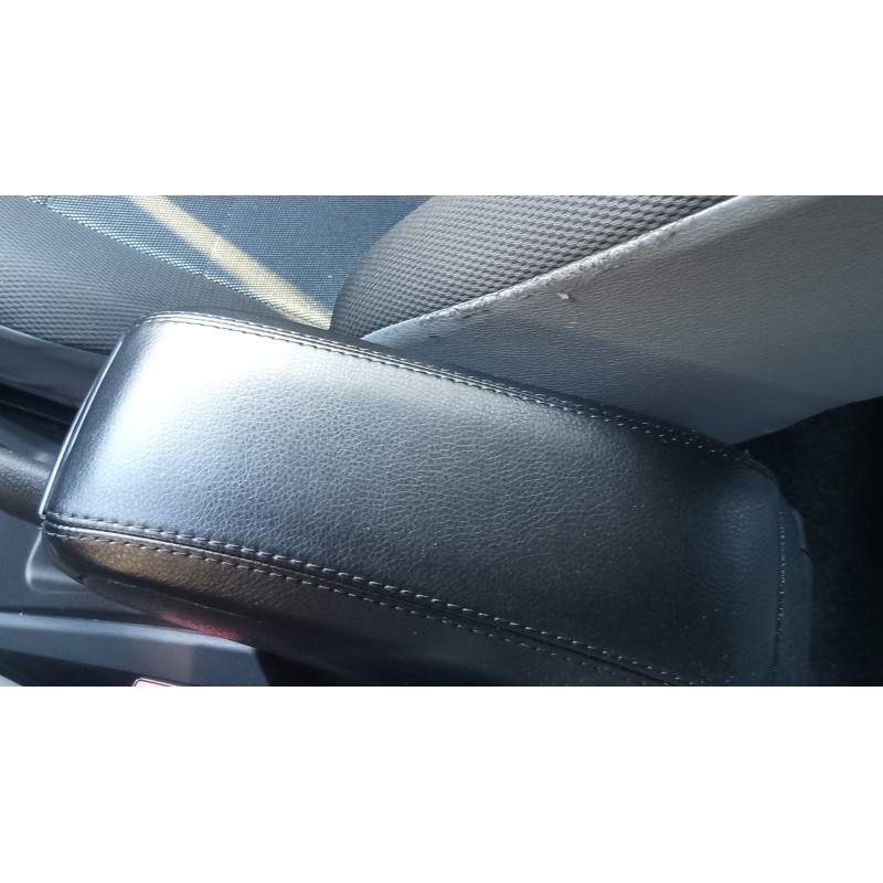 Подлокотник (в подстаканник) для Seat Ibiza 2010-2017 гг Подлокотник (в подстаканник) для Seat Ibiza 2010-2017 гг