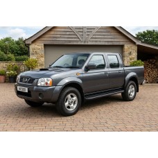 Боковые пороги Bosphorus Black (2 шт., алюминий) для Nissan NP300 1999-2015 гг