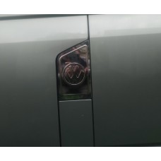 Накладка на люк бензобака с лого (Carmos) для Volkswagen T5 Multivan 2003-2010 гг
