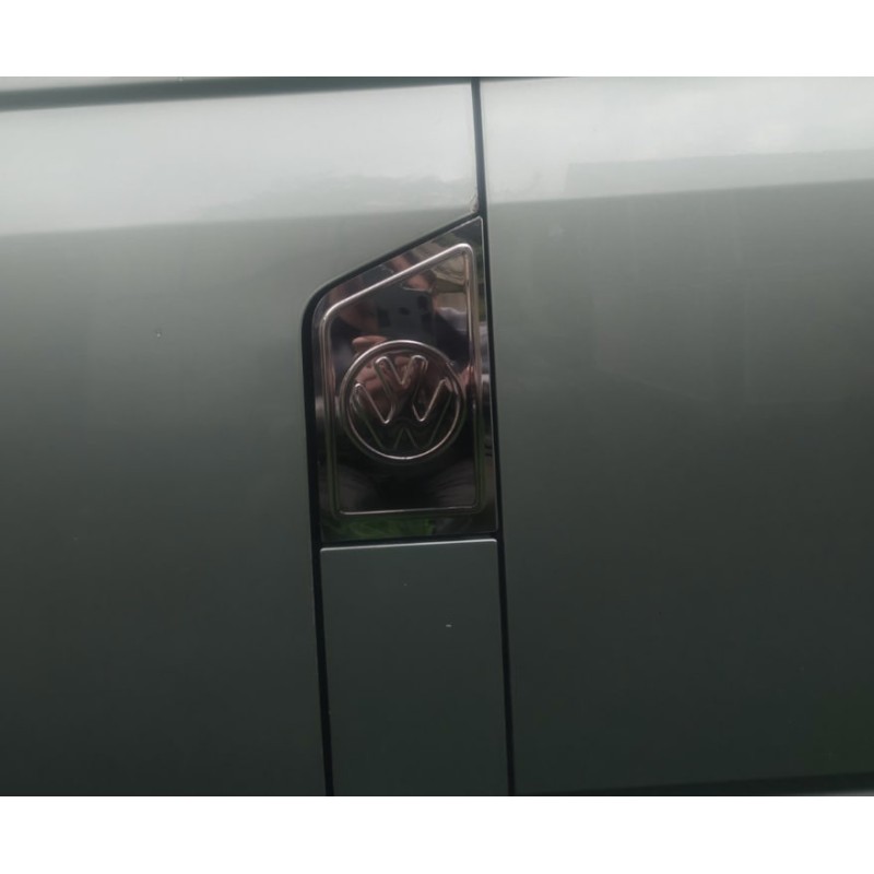 Накладка на люк бензобака с лого (Carmos) для Volkswagen T5 Multivan 2003-2010 гг