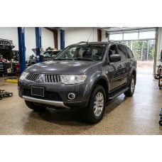 Боковые Подножки Allmond Black (2 шт., Алюминий) для Mitsubishi Pajero Sport 2008-2015 гг
