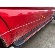 Бокові пороги Maya Red (2 шт., алюміній) Середня база для Volkswagen Crafter 2006-2016 рр